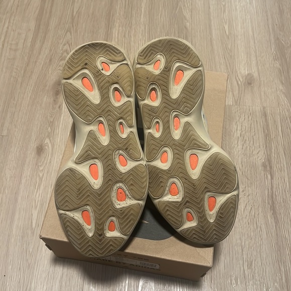 Yeezy 700 V3 - Picture 4 of 5